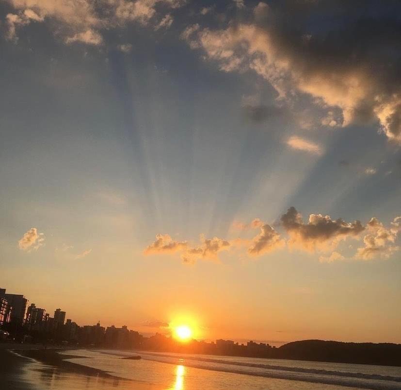 Apartamento Vista Mar 209 - 2 Quartos - Praia Do Morro - Predio Frente Mar - Varanda Com Vista Mar - Elevador - Atravessou A Avenida, Ja Esta Na Praia - Com Garagem - Internet 구아라파리 외부 사진